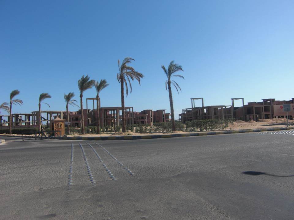 Vor dem Hotel Pickalbatros Alf Leila Wa Leila Resort - Neverland Hurghada