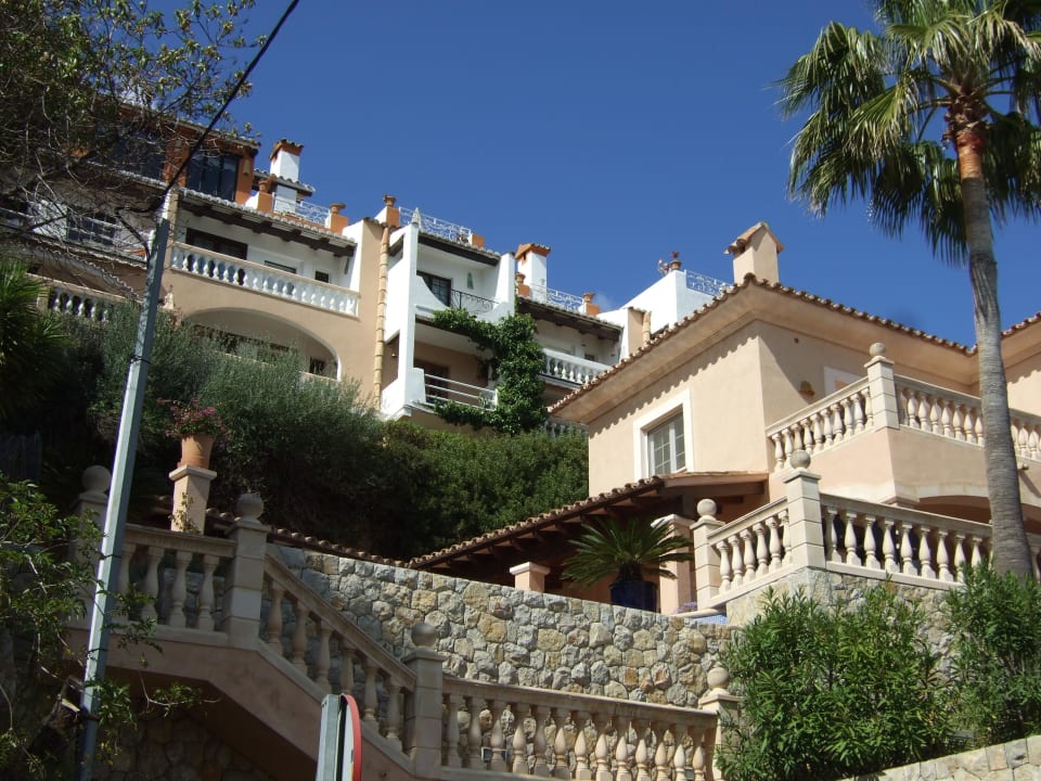 Schwalbennestern gleich an den Hang gebaut Hotel Aldea Cala Fornells 2