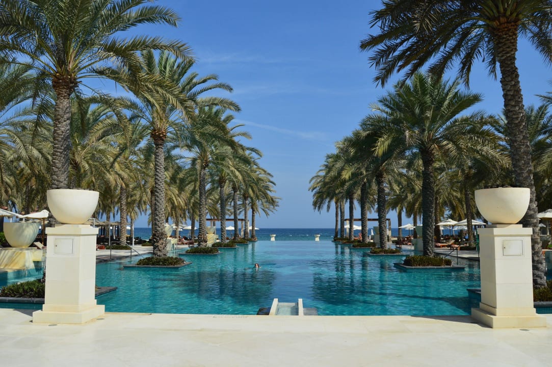 Blick zum Meer Al Bustan Palace - A Ritz-Carlton Hotel