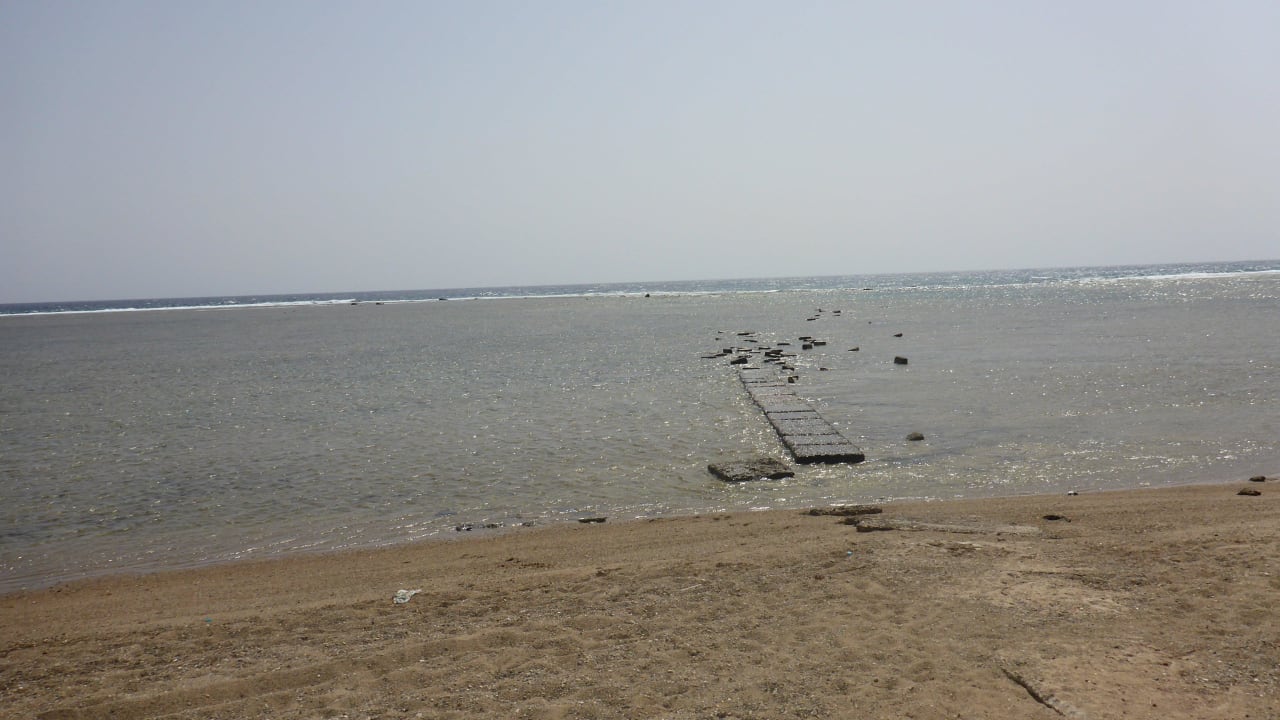 Strand mit Riffplatte zum Außenriff Sea Hug Resort