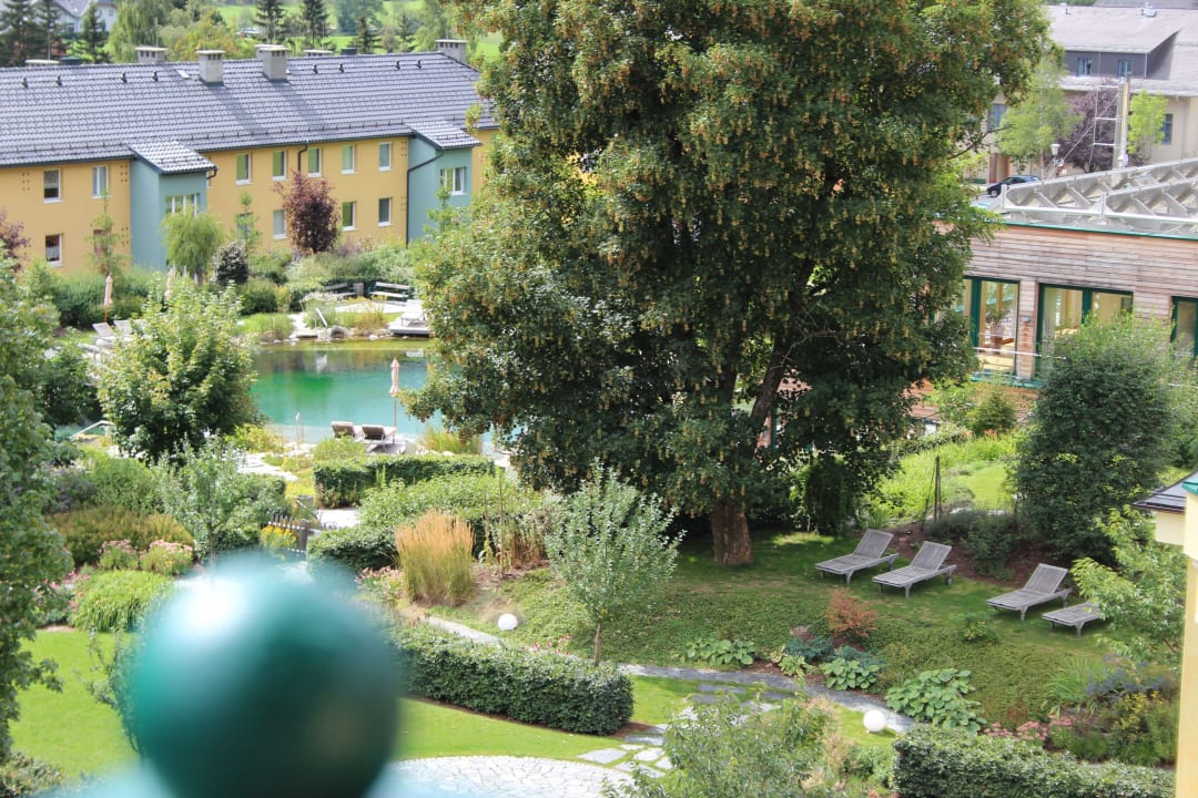 Blick vom Zimmer auf den Gartenteich Wellnesshotel Eggerwirt
