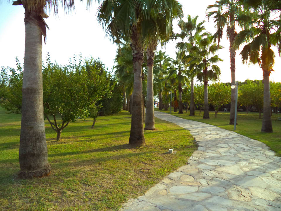 Weg zum Strand Club Grand Aqua