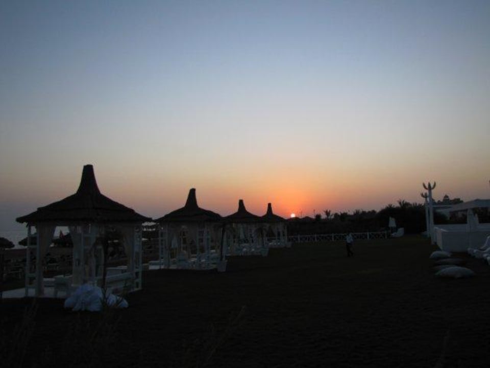 Zachód słońca na plaży Voyage Belek Golf & Spa