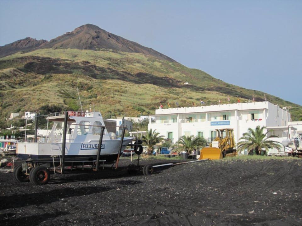 Blick vom Strand auf Hotel und Stromboli Hotel Ossidiana