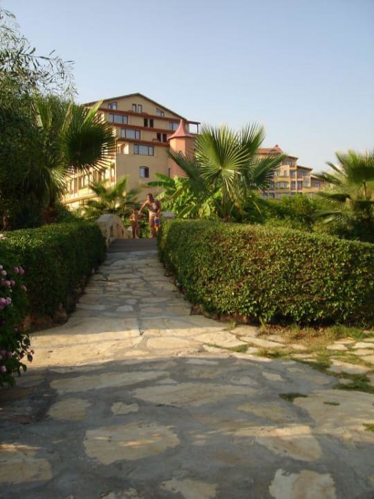 garten und im Hintergrund Hotel Bella Resort & Spa