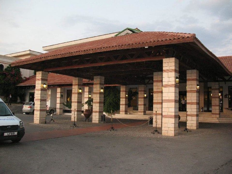 Wejście do hotelu Salamis Bay Conti Resort Hotel & Casino