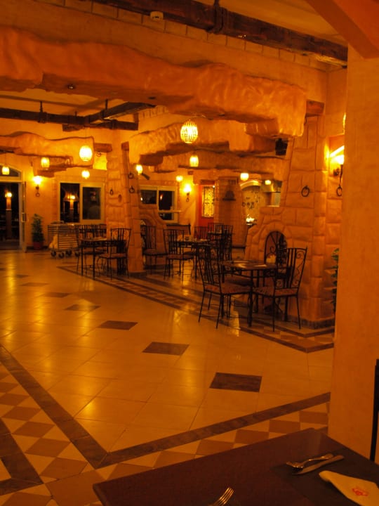 Restauracja główna wieczorem Pickalbatros Alf Leila Wa Leila Resort - Neverland Hurghada