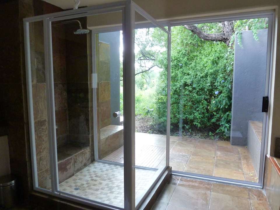 Dusche und Außendusche Sabi Sabi Bush Lodge