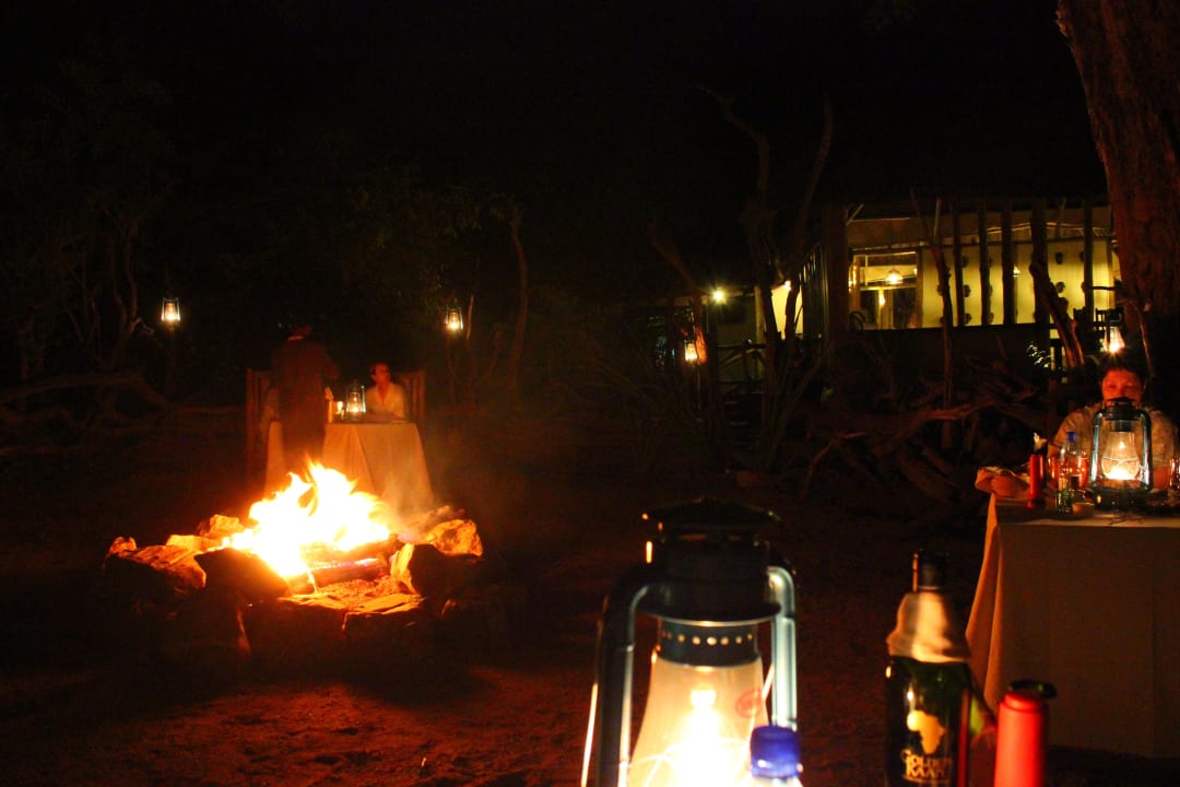 Abendessen unter Sternenhimmel am Lagerfeuer Hotel Tarangire Treetops