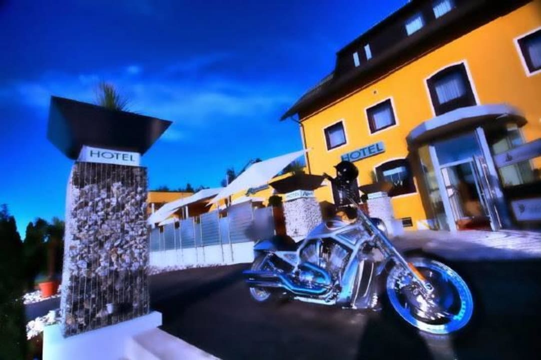 Hotel Eingang Hotel Rösch