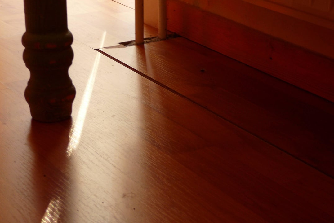 Nicht fachgerecht verlegtes Laminat. Rundlingsdorf Sagasfeld