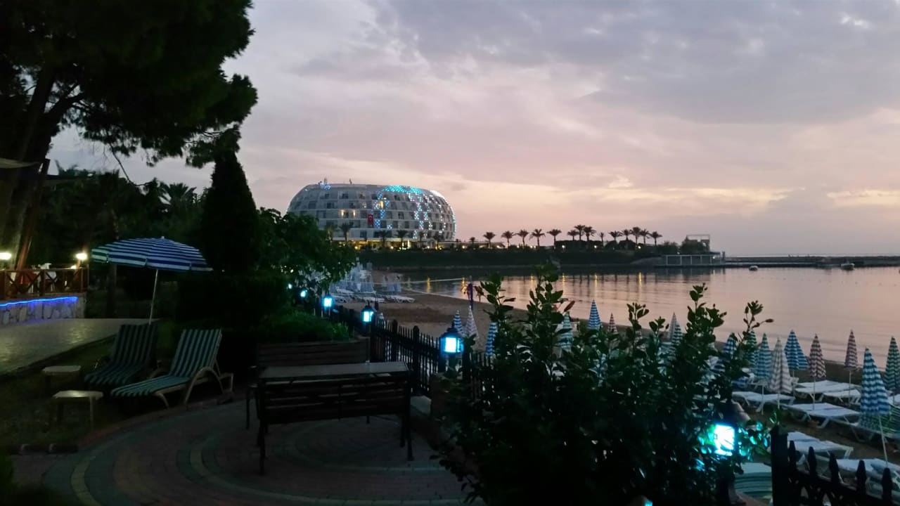 Hotelstrand abends Lonicera Resort & Spa Hotel