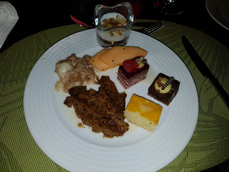 Gastro Rose Rayhaan by Rotana