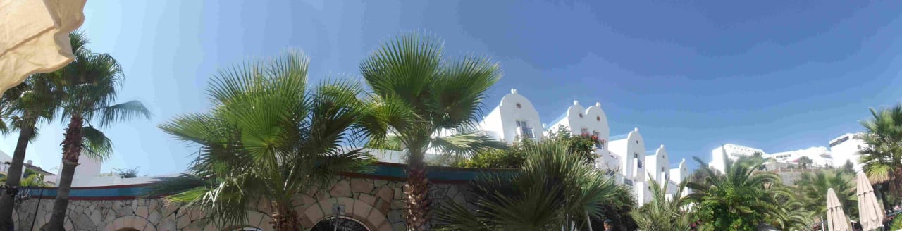 Palmen und kleine weiße Häuser Salmakis Resort & Spa