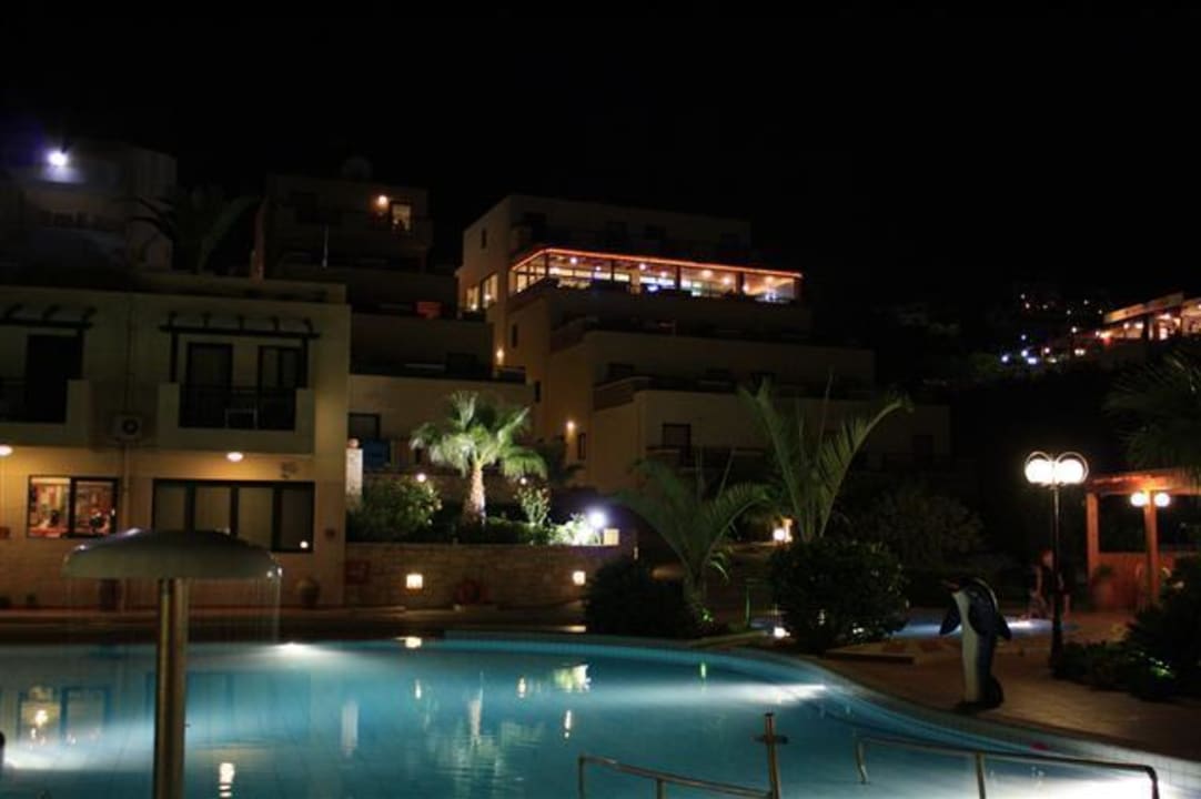 Pool & Hotel bei Nacht Asterias Village Resort