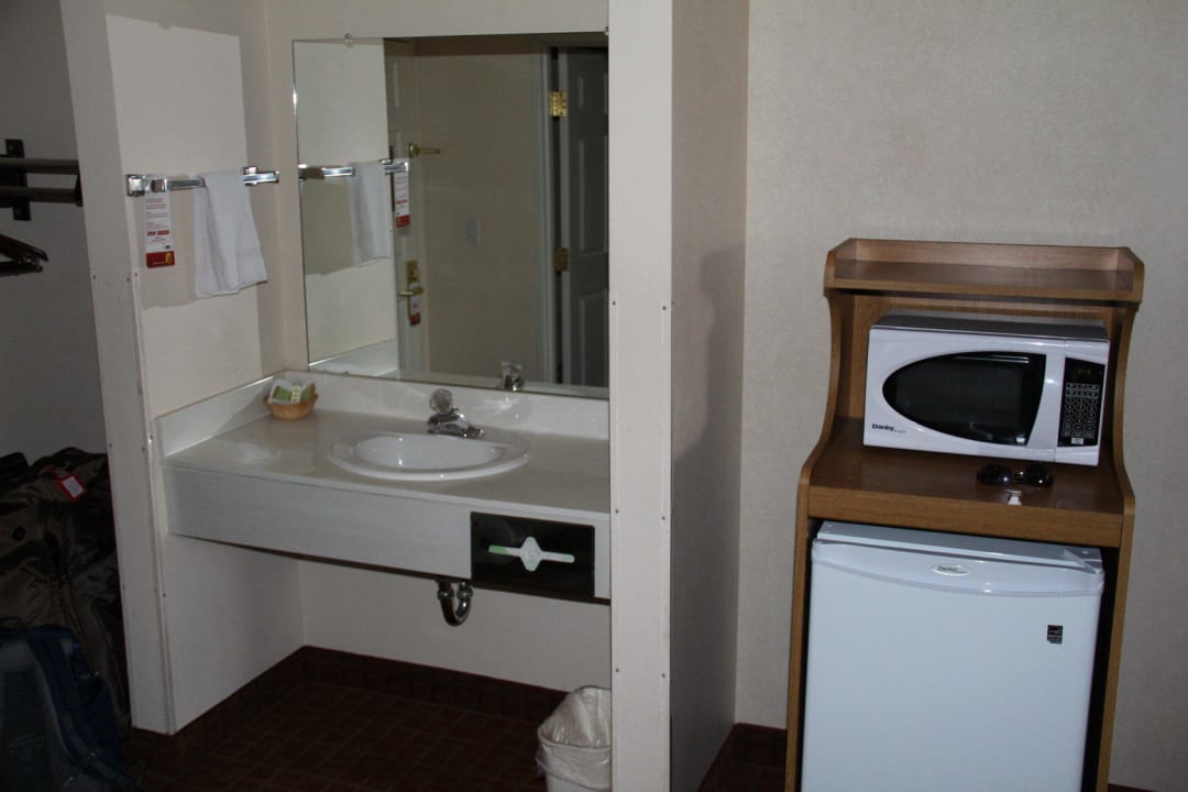 Waschbecken außerhalb des Bades Super 8 by Wyndham Page/Lake Powell