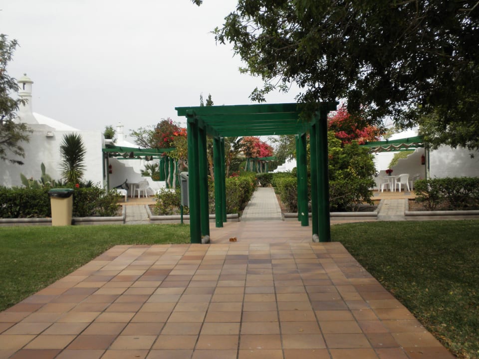 Gang vom Pool zum Bungalow Bungalows Cordial Sandy Golf