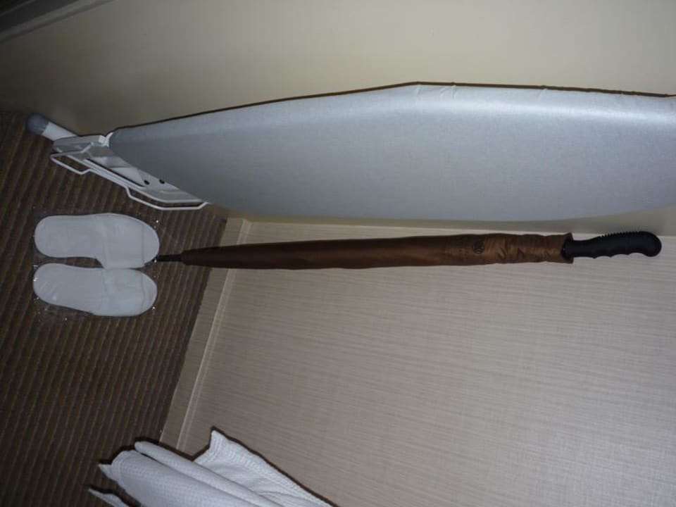 Kleiderschrank mit Bügelbrett Parkroyal Collection Marina Bay