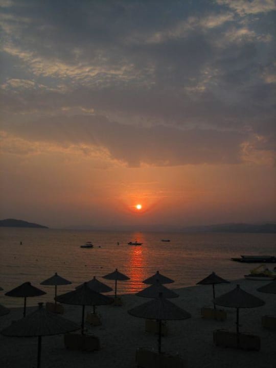 Sonnenuntergang am Strand Akrathos Beach Hotel