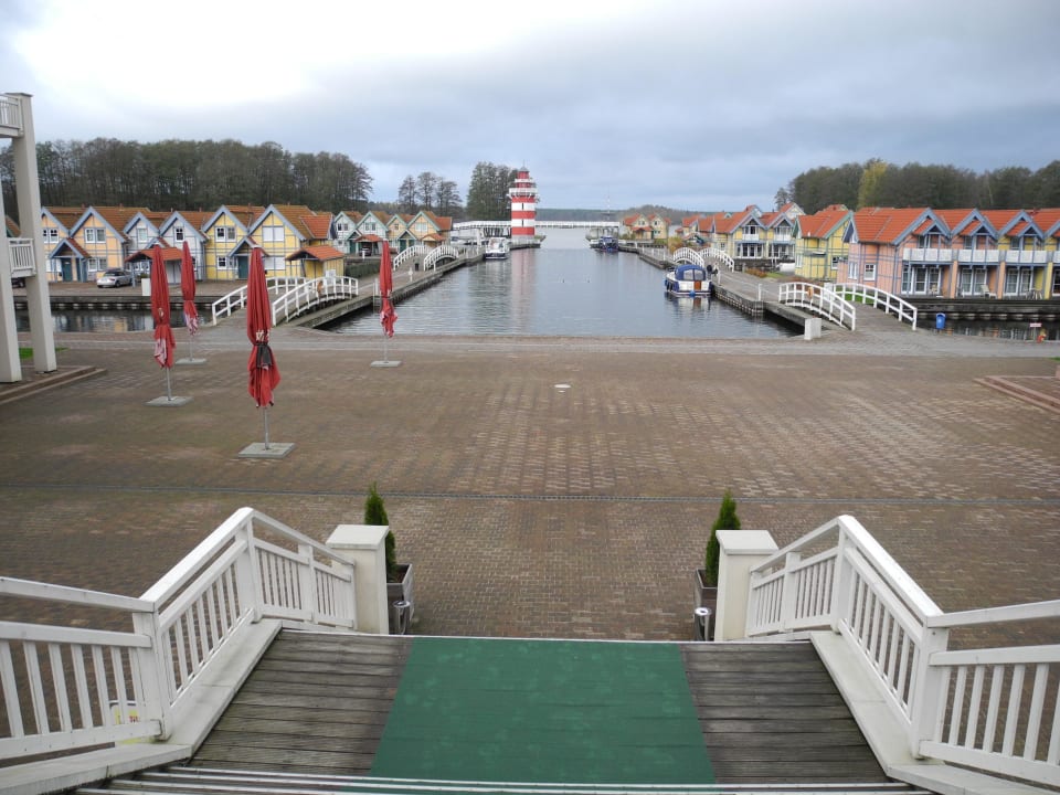 Blich vom rückwärtigen Ausgang zum Hafen Precise Resort Hafendorf Rheinsberg
