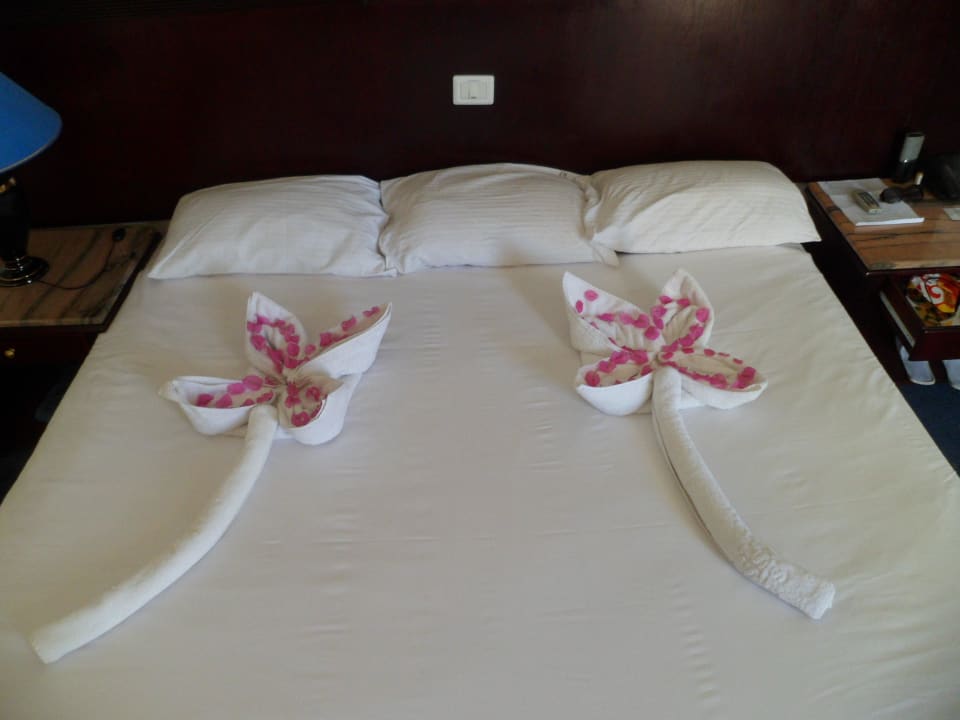 Bettdekoration liebevoll gestaltet  Emerald Resort & Aqua Park