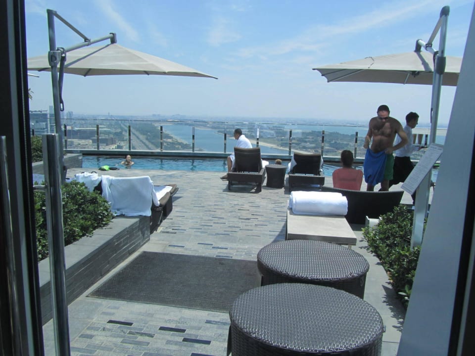 Außenpool 19. Etage Andaz Capital Gate Abu Dhabi - a concept by Hyatt