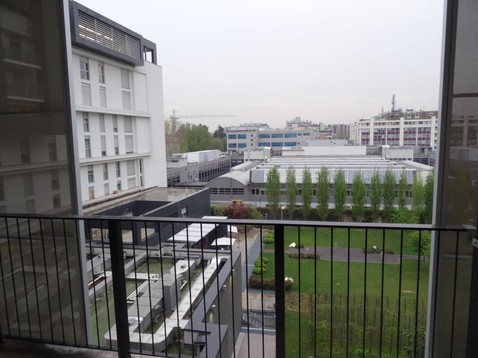 Aussicht aus dem Balkon teilweise auf den Garten Hotel Ramada Plaza Milano