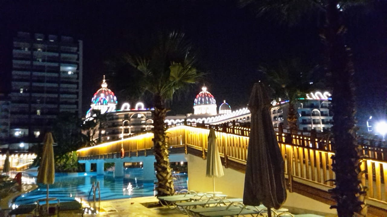 Poolanlage in der Nacht Saturn Palace Resort Hotel