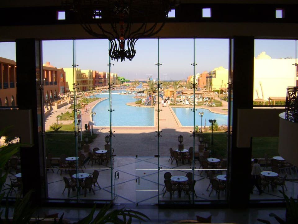 Zwembad vanuit de lobby Titanic Beach Spa & Aqua Park