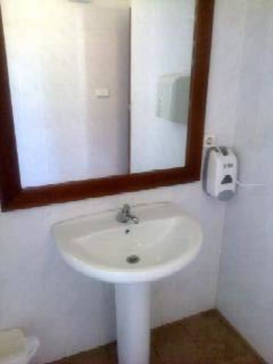 Handwaschbecken in der Toilette am Pool MLL Palma Bay Club Resort