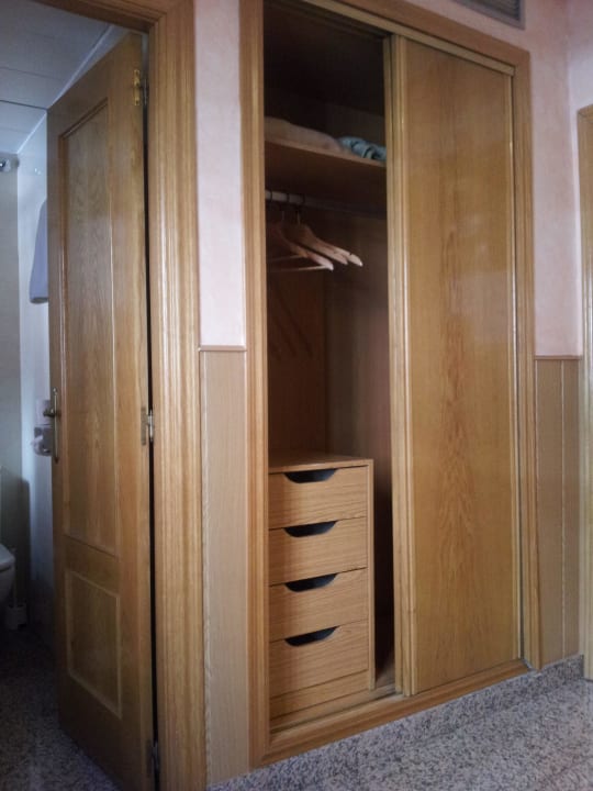 Armario y baño en habitación doble Hostal Juan XXIII