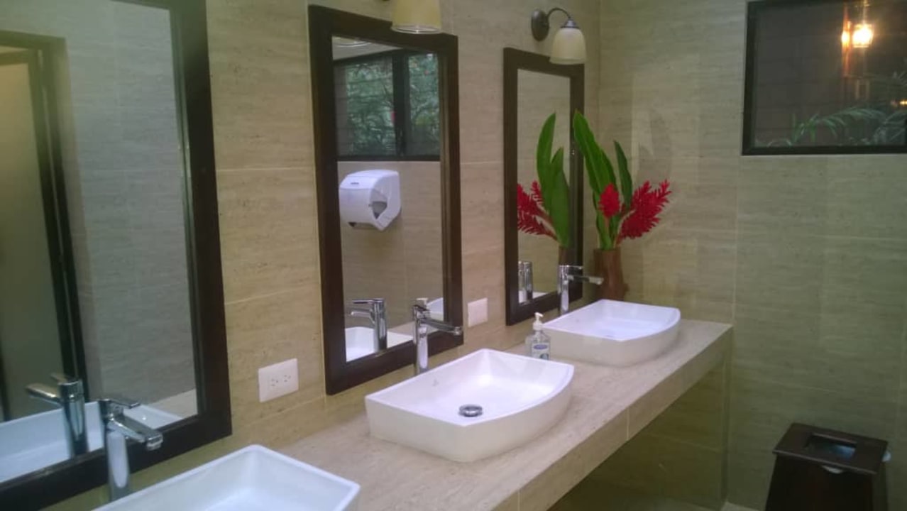 Wspólna łazienka  Jungle Lodge Tikal Hostel