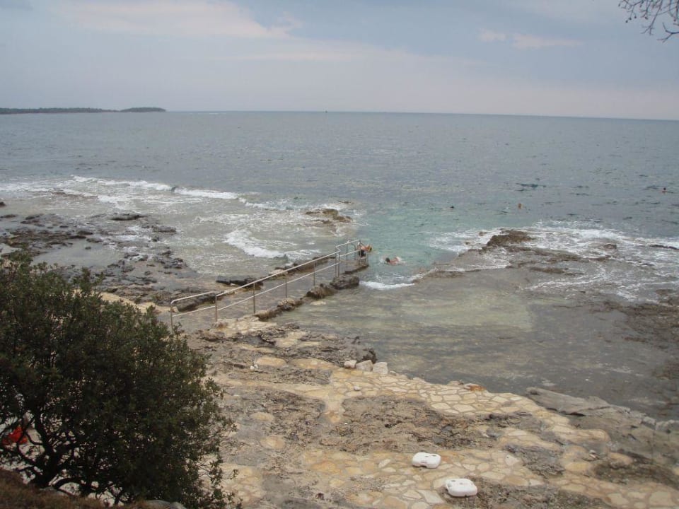 Tarasy skalne i baseny wodne na plaży. Lanterna Resort
