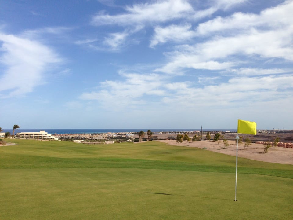 Das Hotel vom Golfplatz aus gesehen Steigenberger Makadi Hotel - Adults only