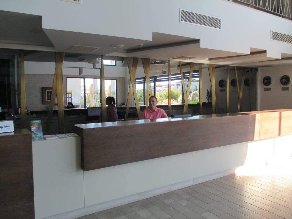 Nette Rezeption Mitarbeiterin Jiva Beach Resort