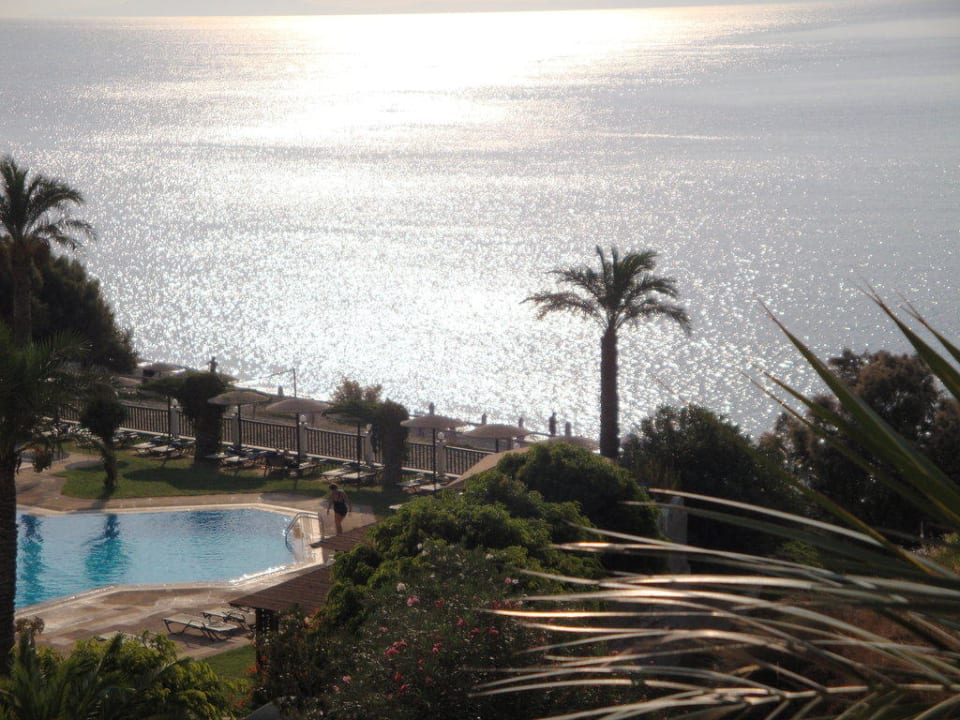Ausblick vom Balkon zum Pool und Meer Dimitra Beach Hotel & Suites