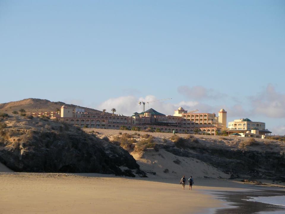 Blick vom Strand auf das Hotel H10 Playa Esmeralda - Adults only