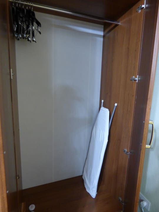 Schrank mit Bügelbrett (Zimmer 2) Hotel Golden Dragon