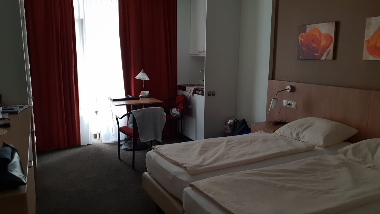 Zimmer Sleeping by Van Beelen