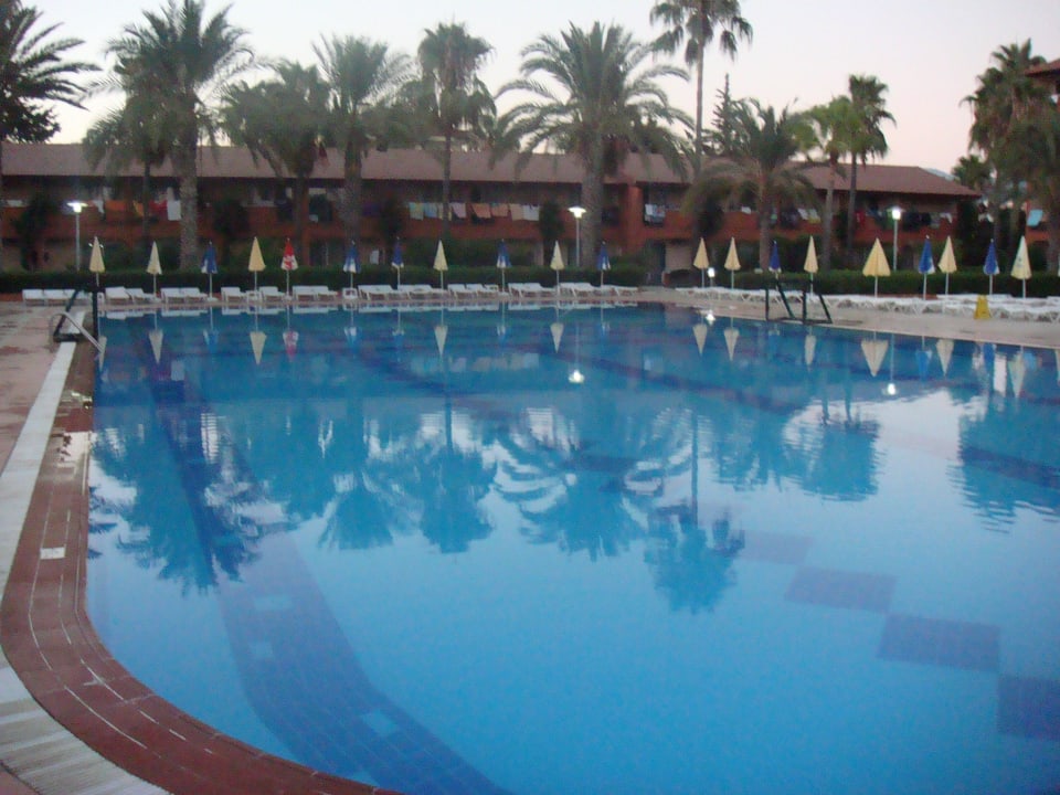 Großer Pool Club Turtas Beach Hotel