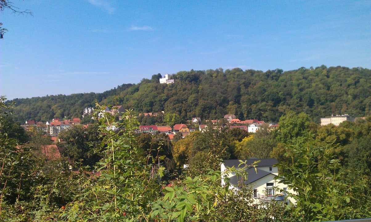 Hotel in weiter Ferne auf dem Berg Berghotel Wilhelmsburg