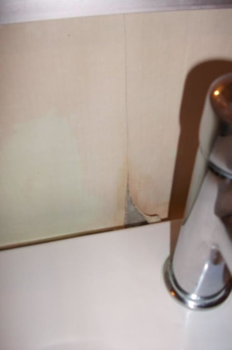 Tapete löst sich an sämtlichen Stellen Calimera Hane Garden