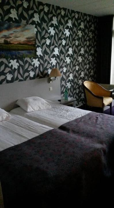 Bett mit Blick auf Balkon Fletcher Hotel-Restaurant De Zeegser Duinen