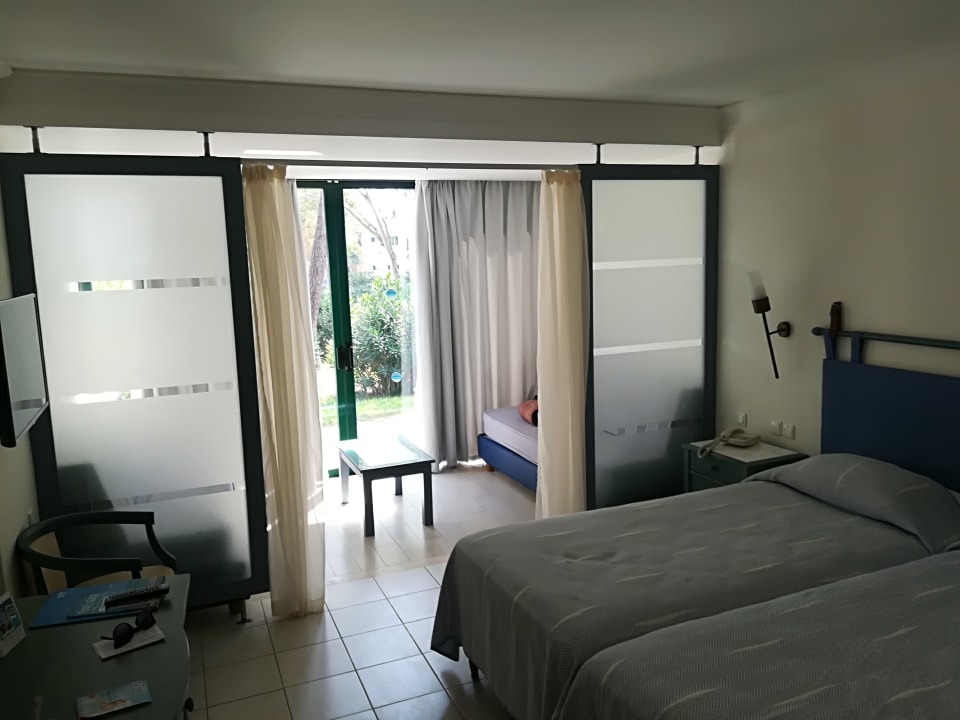 Zimmer Domes Aulūs Zante, Autograph Collection