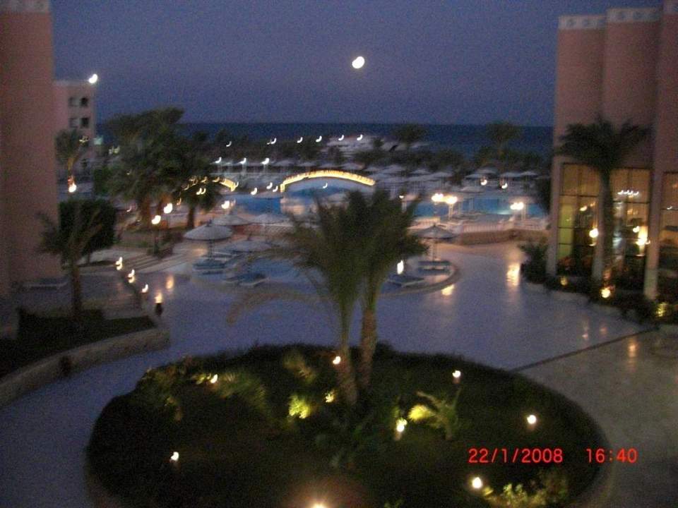 Hotel und Meeransicht bei Dämmerung Beach Albatros Resort