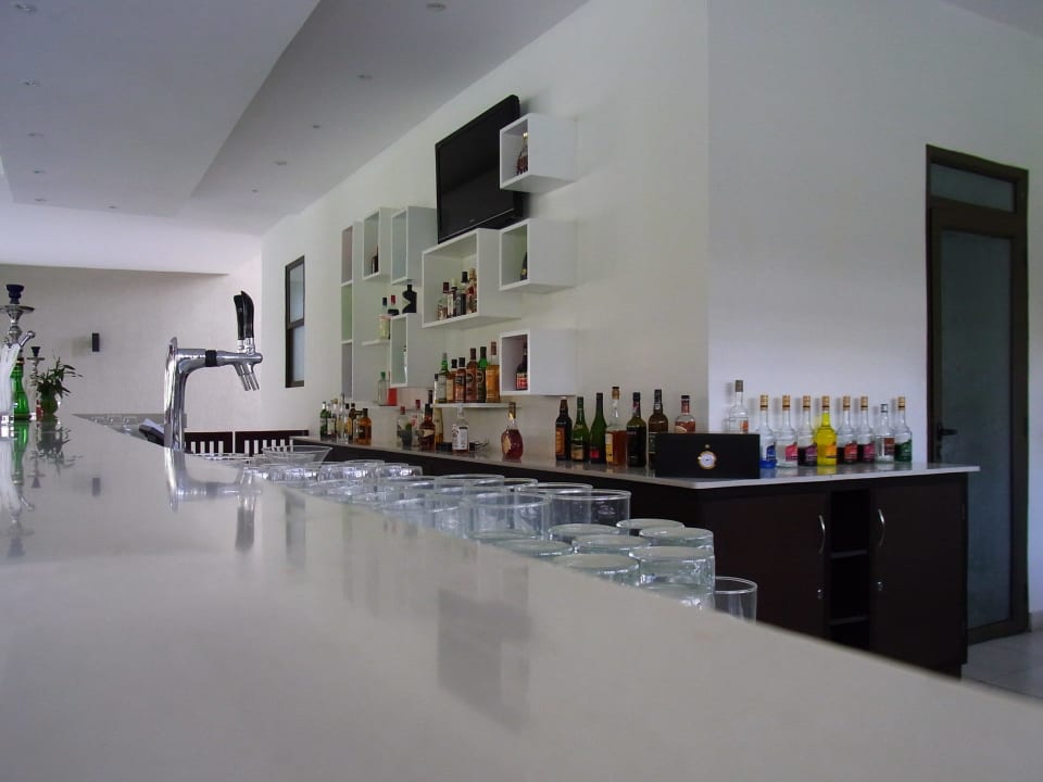 Hotelbar Crystals Beach Resort Belle Mare, a member of Radisson Individuals