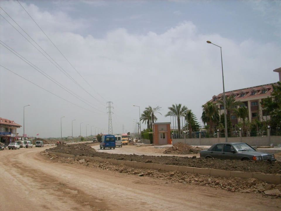Straßenbaustelle vor dem Hotel Hane Family Resort