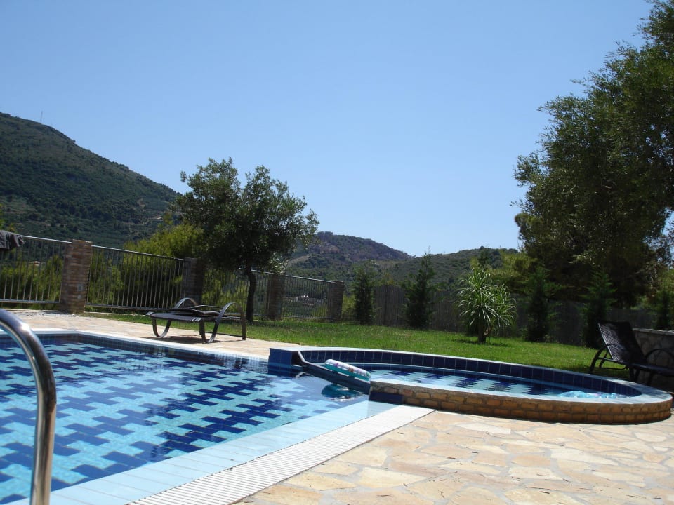 Swimmingpool mit Kinderbecken Villa Tireda