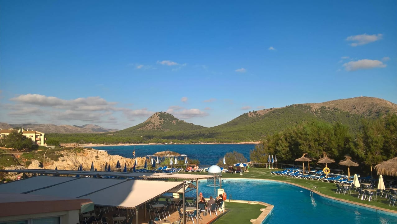 Ausblick auf Pool und Mittelmeer THB Cala Lliteras