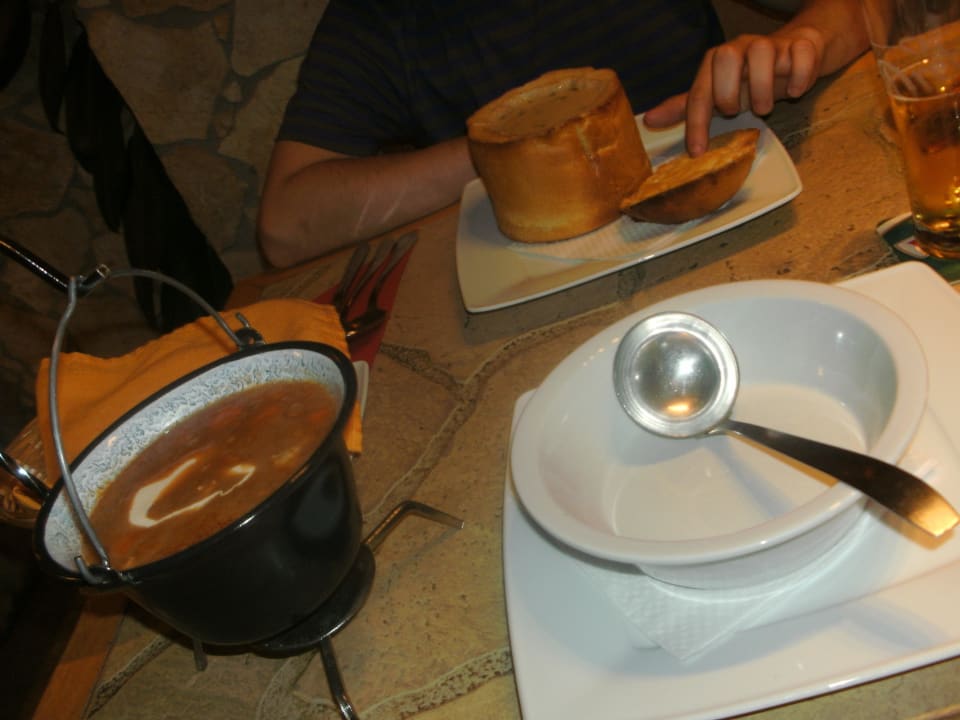 Ungarische Bohnensuppe (2 Teller) + französische Zwiebels. 6 Hotel Korona Pension